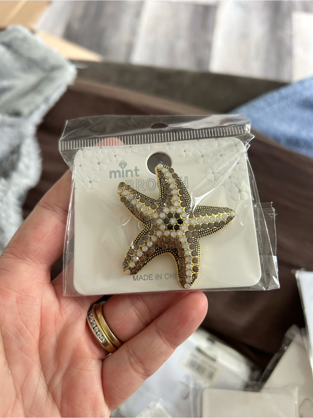 4/$50 Mint Gold and White Starfish Pin brooch